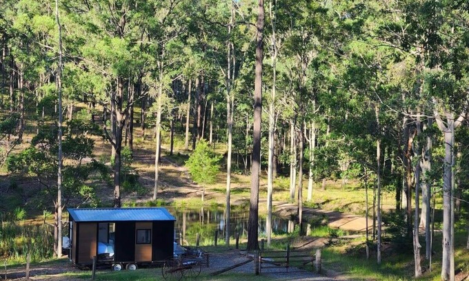 Girvan House | Exceptional Firefly Tiny House with Spa and Hot Tub Access
