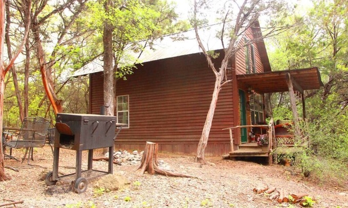 Marble Falls House | Cozy Firehouse Cabin with Kitchen at Hamilton Creek