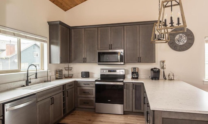 Big Sky House | Cozy Firelight Chalet in Candlelight Meadows - Family Friendly