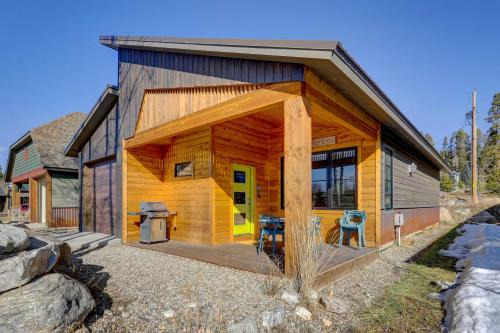 Grand Lake House | Modern Grand Lake Cabin with Fireplace & Ocean View Deck