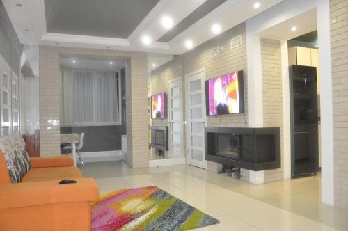 Yavory Apartment | Cozy Fireplace Apartment with Hot Tub on Puliuia 40