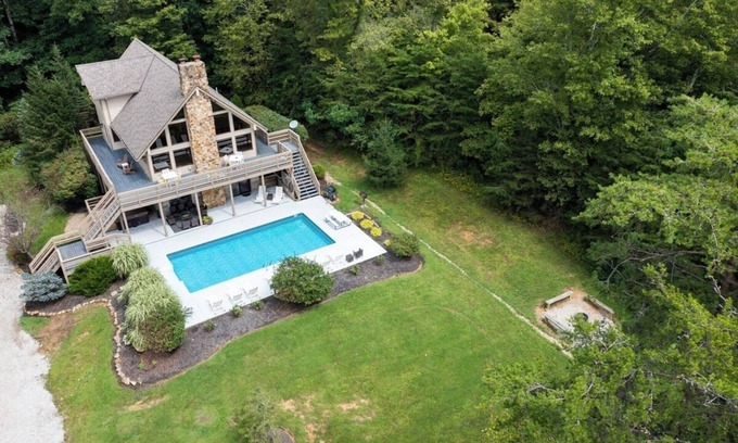 Logan Cabin | Cozy Fireside Lodge - Hocking Hills with Private Pool & Spa