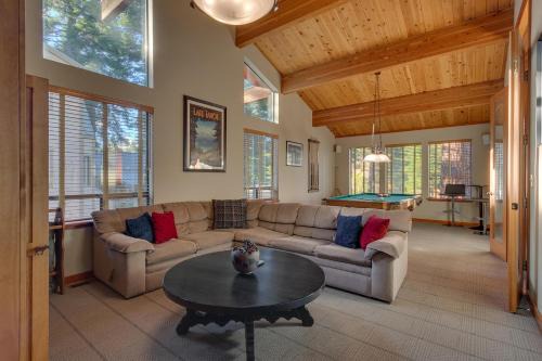 Truckee House | Fireside Lodge: Hot Tub, Pool Table & Ski Shuttle Access