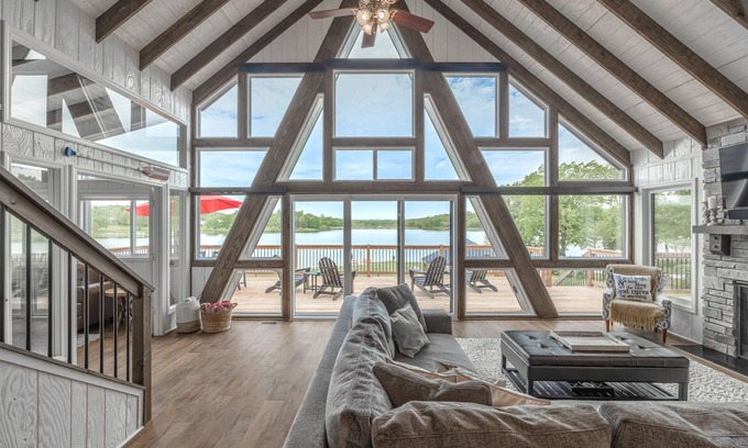 Innsbrook Ski Chalet | Inviting Fireworks Point: Oceanfront Retreat with Spa & Pool