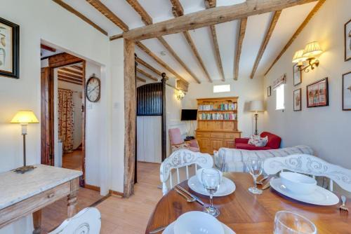 Rolvenden House | Discover Firs Coach House: Family-Friendly & Pet Welcoming