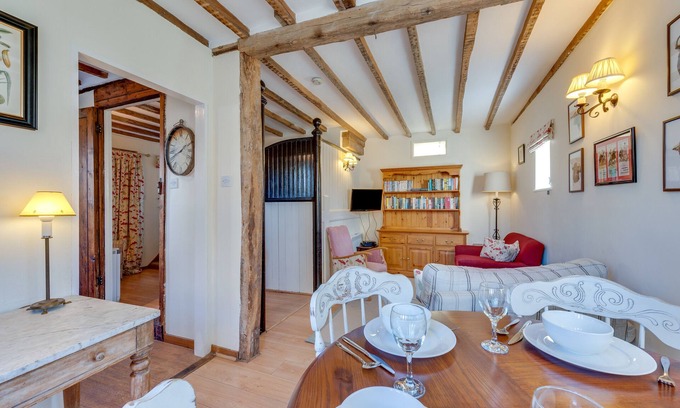 Rolvenden House | Cozy Firs Coach House: Ideal Two Bedroom Getaway