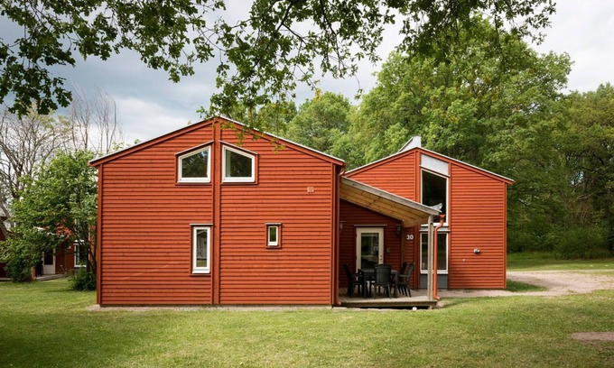 Ekbacken Cottage | Pet-Friendly Retreat at First Camp Västerås Mälaren