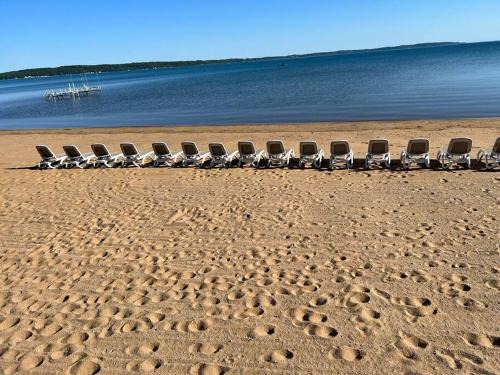 Traverse City House | Elegant First Class Suite on East Grand Traverse Bay
