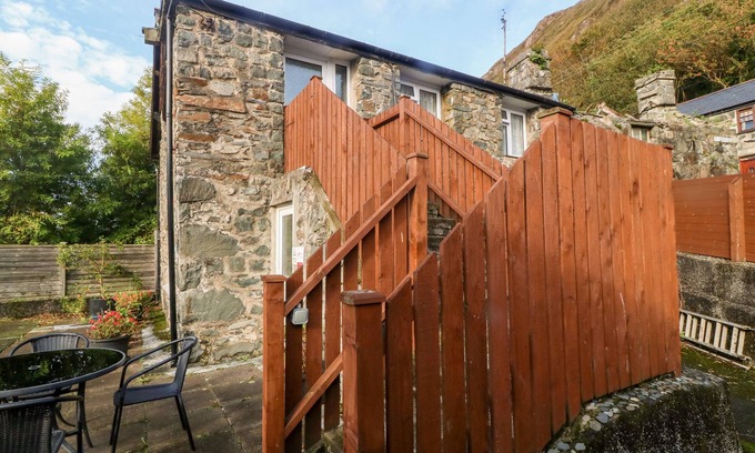 Tremadog Cottage | Family-Friendly First Floor Apartment with Ocean View