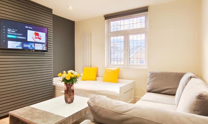 Hillingdon Apartment | Relaxing First Floor Flat 1 Northwood with Hot Tub & Breakfast