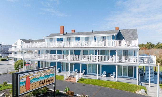 Hampton Hotel | Inviting Family Suite with Poolside Ocean Views