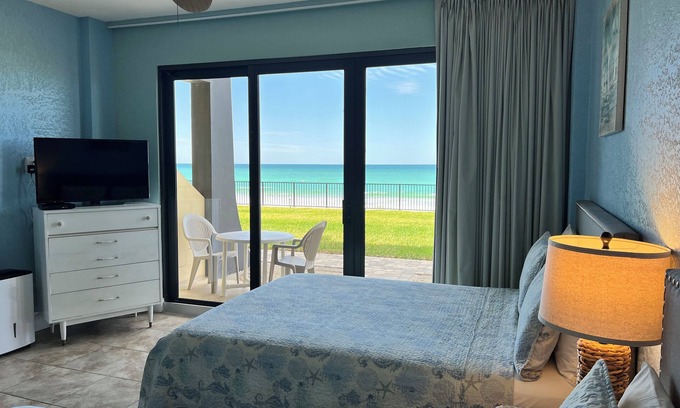 Daytona Beach Shores Resort | Oceanfront Studio Retreat with Pool & Kitchen for 6