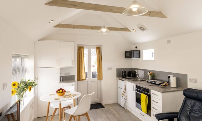 Worthing Apartment | Convenient Studio with Kitchen & Pet-Friendly Amenities