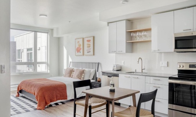 Yesler Terrace Apartment | Urban First Hill Studio with Gym & BBQ Near Park