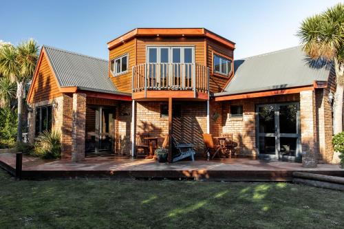 Kaikoura Apartment | Discover First Light Kaikoura: 4-Star Comfort & Hot Tub
