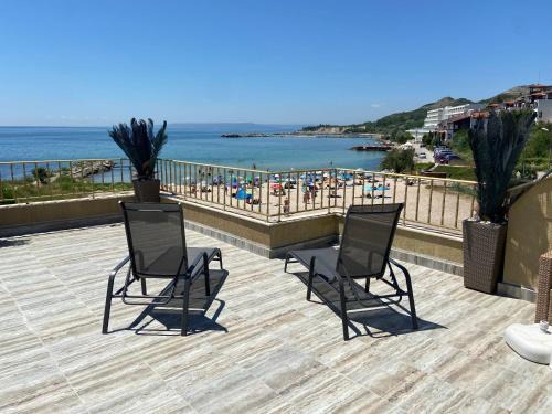 Kavarna Apartment | Beachside Retreat: Sea Paradise Apartment with Pool Access