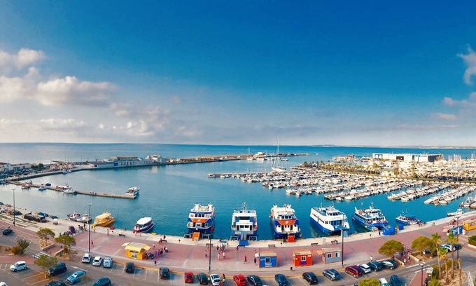 Santa Pola Apartment | Seaside Retreat: Steps to Beach & Shopping in Santa Pola