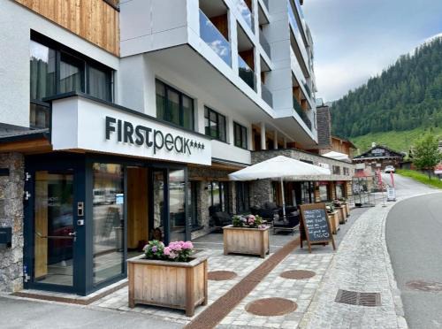 Zauchensee Hotel | Relax at FIRSTpeak Zauchensee: Pool, Spa & Ocean Views