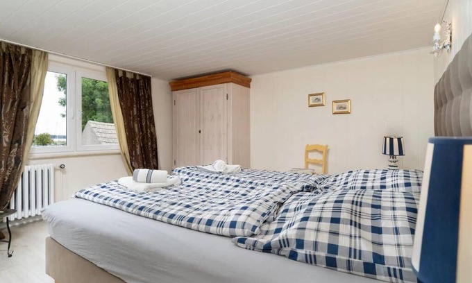 Kroeslin House | Pet-Friendly Fischerhaus: Steps from the Beach, Family Ready