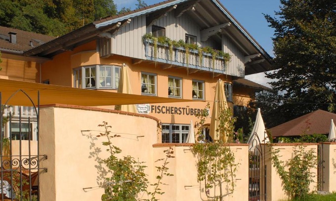 Wasserburg am Inn Hotel | Discover Fischerstüberl Attel: Pet-Friendly with Ocean Views