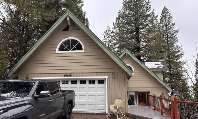 East Shore House | Kid-Friendly Retreat at GG's Lake House Awaits You!