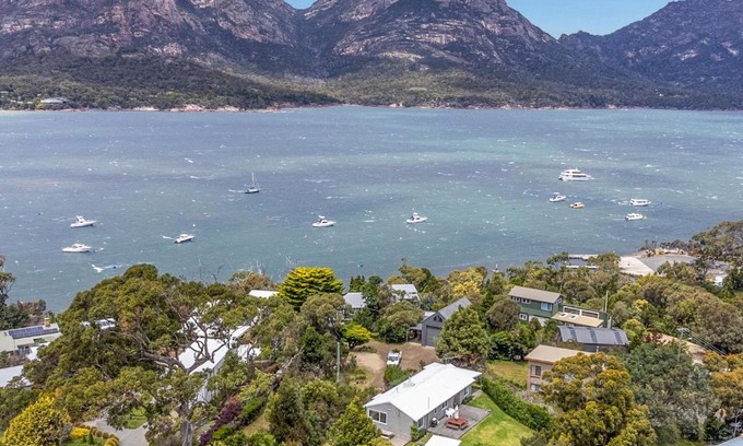 Coles Bay House | Discover Fish @ Freycinet: Family-Friendly & Accessible Stay