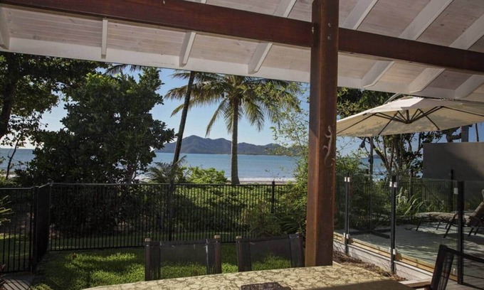 Mission Beach House | Highly Rated Fish on a Fence: Pool, Breakfast & Family Fun