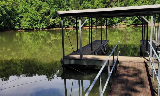 LaGrange Ski Chalet | Your Lakefront Retreat: Relax at The Oar House on West Point