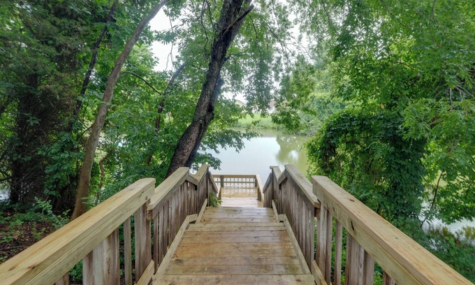 Colonial Beach Cottage | Fish, Relax & Enjoy Lake Views: Colonial Beach Gem