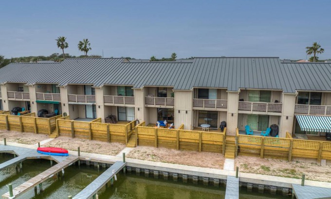 Harbor Oaks House | Relax at Fisherman Friend! Coastal Condo with Pool Access