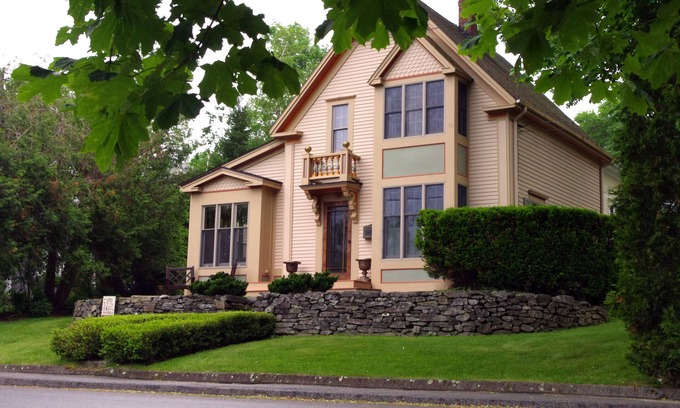 Camden Cottage | Fisherman's Cottage: Pet-Friendly Retreat with Top Amenities