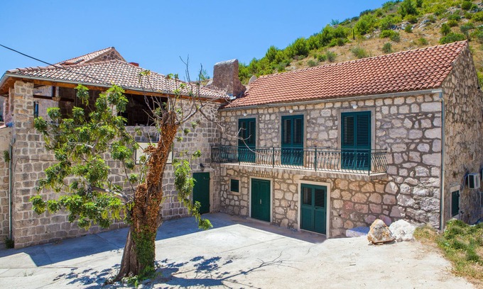Brsecine Apartment | Oceanfront Fisherman's House with Spa & Family-Friendly Amenities
