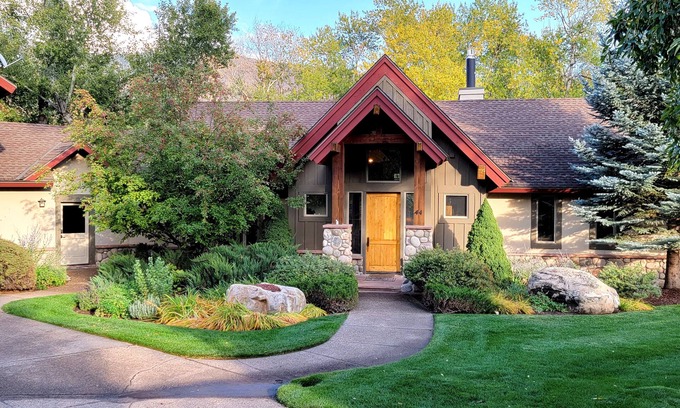 Eagle House | Experience Fisherman's Paradise Near Vail with Spa & Breakfast