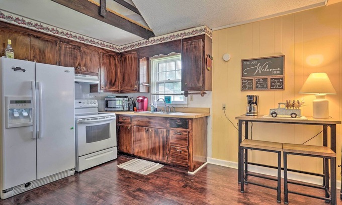 Manning House | Relax at Fisherman's Paradise on Lake Marion with Spa & Grill