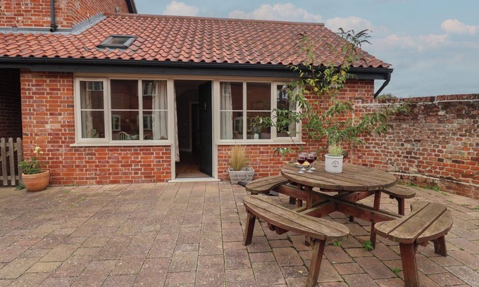 Ipswich Cottage | FISHERMAN'S REST, pet friendly, with a garden in Ipswich