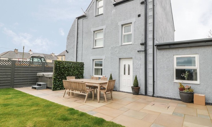 Malltraeth House | Pet-Friendly Fishermans Cottage with Hot Tub in Malltraeth