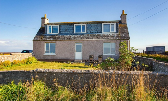 Isle of Lewis Cottage | Fisherman’s Holding: Pet-Friendly Retreat with Garden Access
