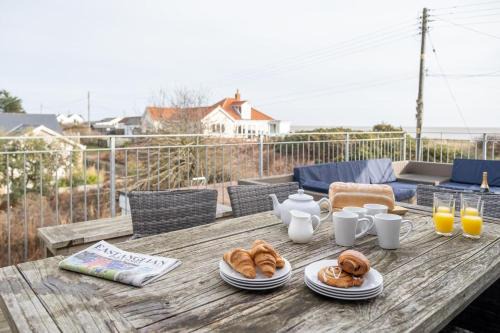 Thorpeness House | Inviting Fishermans Loft: Pet-Friendly Oceanfront Retreat