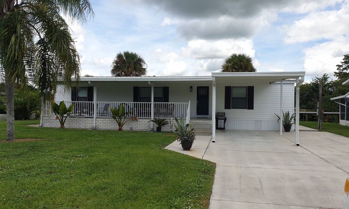 Taylor Creek House | Waterfront Retreat: 3Bd Home with Private Boat Dock!