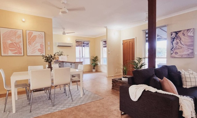 Onslow House | Experience Tranquility: Beachfront Retreat with Ocean Views