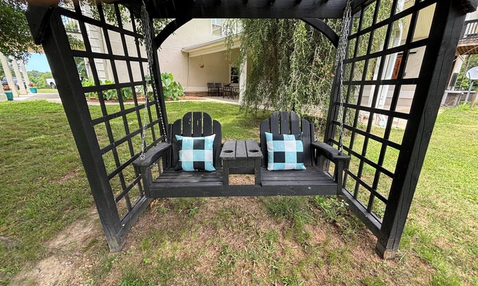 Ragland House | Reconnect with Nature at This Scenic 113 Acre Retreat