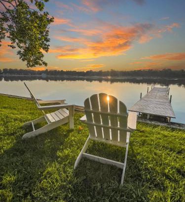 Pierceton House | Serene Lakefront Cottage with Pet-Friendly Amenities