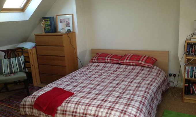 Staple Hill House | Pet Friendly Fishponds Retreat Homestay - Rated 9/10 by Guests