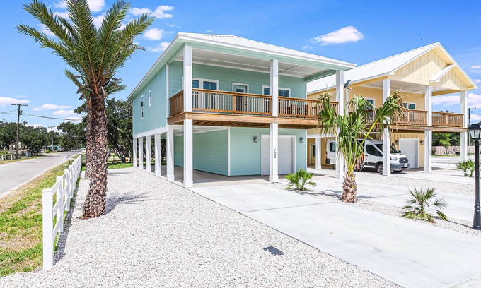 Palm Harbor House | Seaside Retreat: Poolside Bliss, Steps to Dining & Fun!