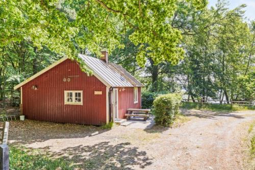 Sjobo House | Quaint Fiskestugan: Countryside Cottage by the Lake