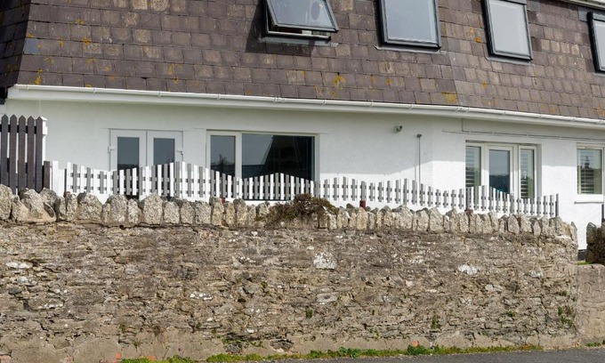 Newquay Apartment | Fistral Drift: Pet-Friendly Retreat with 4-Star Comfort