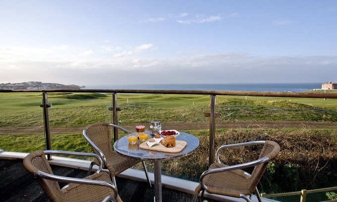 Newquay Apartment | Stylish Oceanfront Apartment with Top Amenities & 10/10 Score
