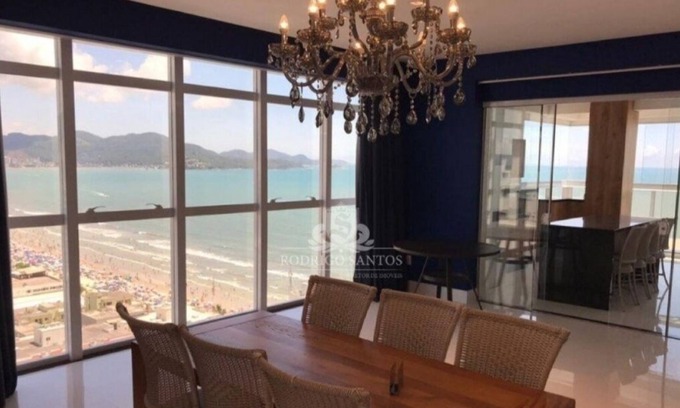 Andorinha Apartment | Elegant 4-Suite Retreat with Parking at Meia Praia