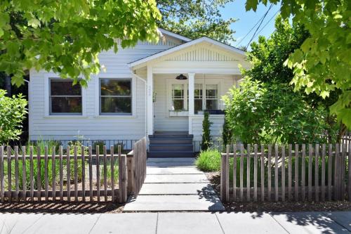 Healdsburg House | Discover Fitch St Escape: Pet & Child Friendly Retreat
