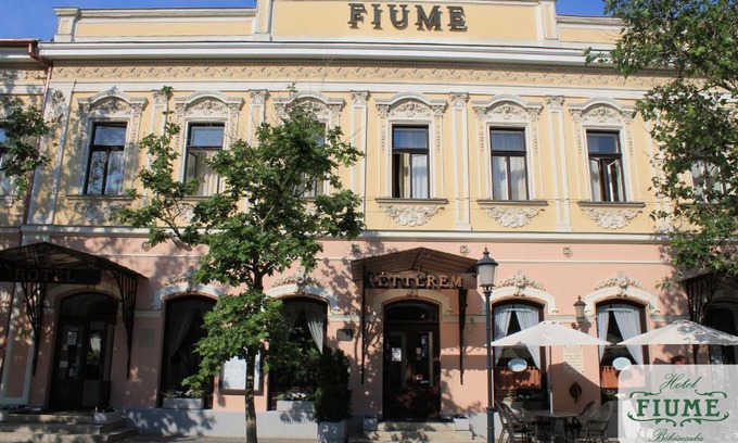 Bekescsaba Hotel | Discover Fiume Hotel: Family-Friendly with Hot Tub Access